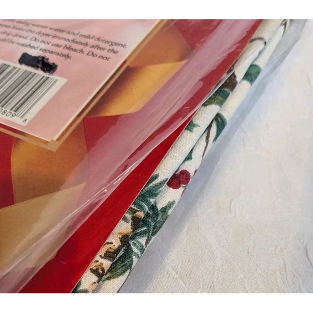 NOS Tablecloth Christmas 90s Cardinals Oval Audubon Cotton 60x84 Fabric Festive